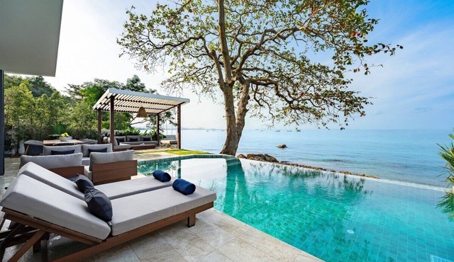 Beachfront 5BR Sunset Villa w/Staff & Saltwater Infinity Pool in Koh Samui