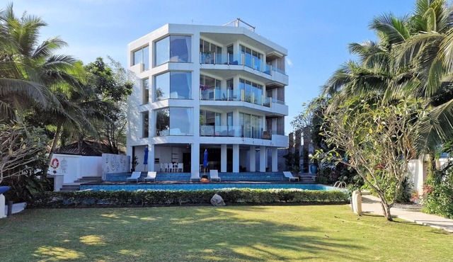 Beachfront Apartment - Walk in the sand!