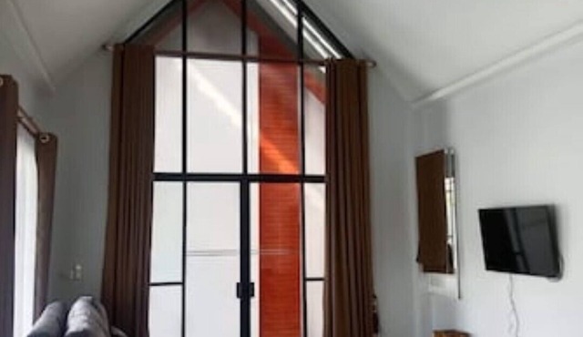 Beautiful new villa by the beach with a pool in Tambon Cha-am