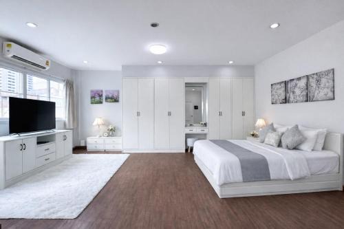 Blissful Heaven Residence at BTS Phromphong Emdistrict Shopping Area