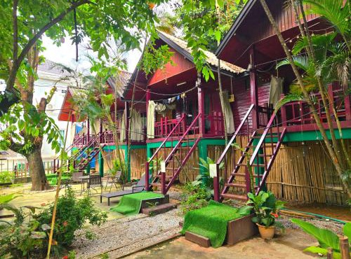 bungalow west water vang vieng
