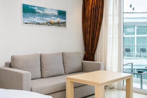 Calm Ocean 1BR Stay with Resort Amenities #C304