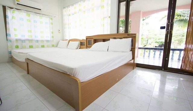 Chaiwat Resort in Laem Sing