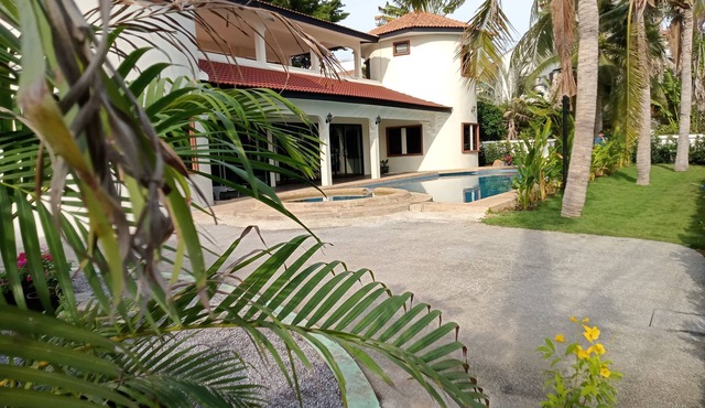 Charming 3-bedroom villa with WiFi, AC in superb Hua Hin