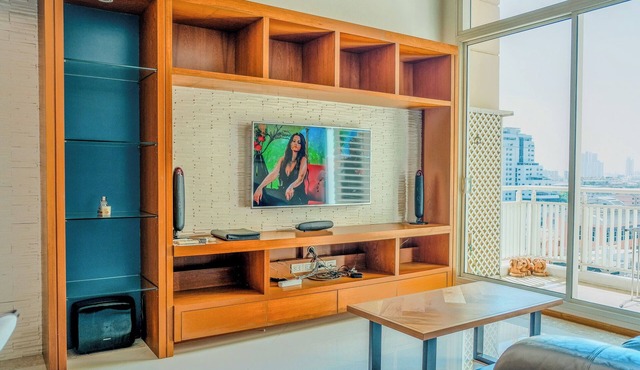Charming 2-bedroom duplex with WiFi, AC in wonderful Krung Thep Maha Nakhon