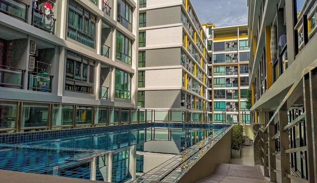 Condo Pool & Gym near MRT Station and Malls