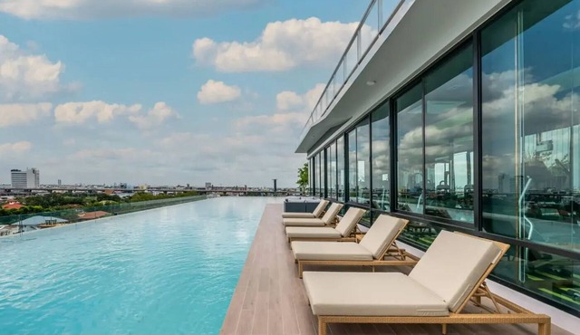 Condo with gym, pool, coworking areas, convenience store and shuttle van to BTS