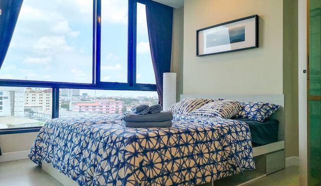 Cozy 1-bedroom condo near MRT and Malls