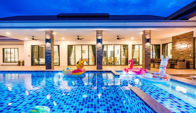 Cozy Pool Villa .