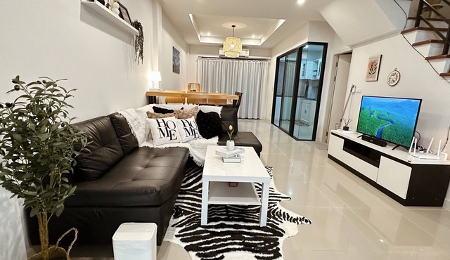 Cozy townhome/2km to Airport , 10 Mins to Nimman,Old Town/sleep 10