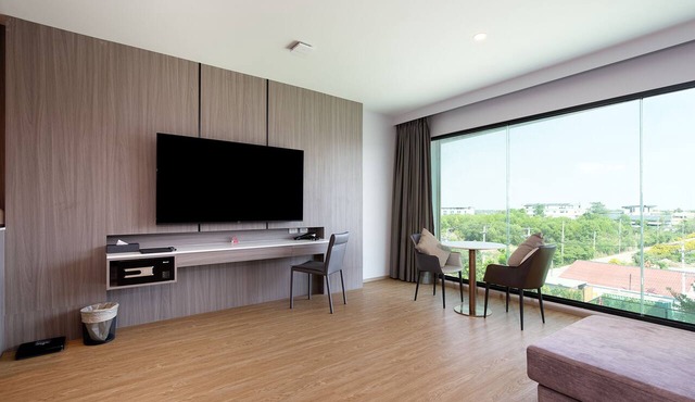 Crystal Srivaree Suvarnabhumi Hotel in Bang Sao Thong