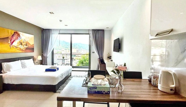 Emerald 307 - Studio with Balcony and shared Pool in Tambon Patong