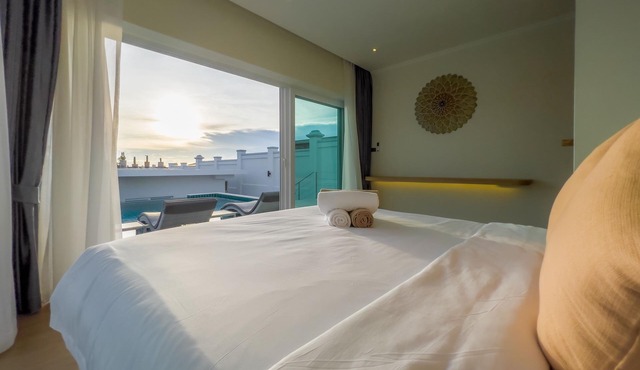 Enjoy Deluxe Sunset View on the beachchair in pool, 15 min to the city downtown.