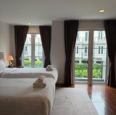 Entire 3Bedroom Townhome, shared swimming pool in Sukhumvit, 2942 in Bangkok