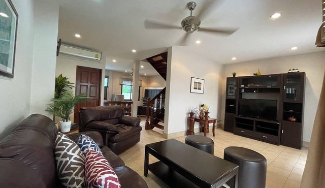 Family-sized townhouse, a few minutes walk to Cha-am beach and restaurants.
