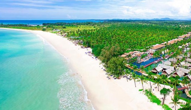 Graceland Khaolak Beachfront Resort in Takua Pa