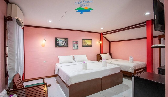 Haad Somboon House in Bang Saphan