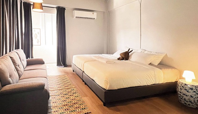 Human Touch Room - Cozy Private Stay with 3 Beds, Living Room, Balcony, Near BTS