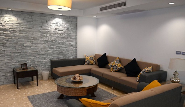 JJ SUITES · Spacious New Renov 3BR/6Pax Central BKK Nana BTS