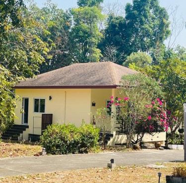 Jungle Breeze Bungalow, Fast WiFi, Quiet Retreat in Ban Dan Mai