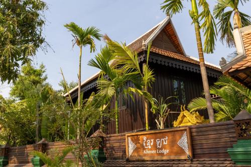Khmer Lodge in Phumĭ Réach Born