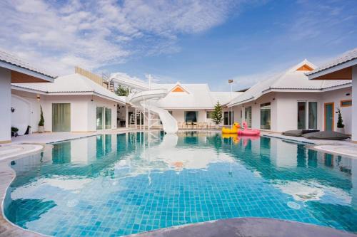 LABARIS LUXURY POOLVILLA WONGAMART BEACH 5 Bedroom in Pattaya