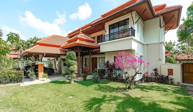 Lakeview 4BR villa 4 minutes to Bangtao, Layan Beach with Laguna Golf course