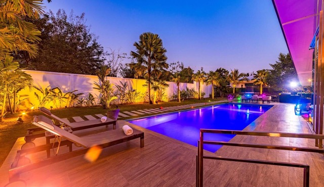 Large Private Pool Villa with 7 Bedrooms (7B)