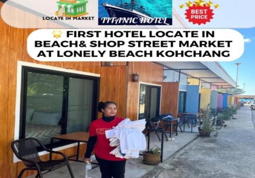 Lonely beach complex titanic hotel in beach shopping street markets ในศูนการค้าติดทะเล in Ko Chang