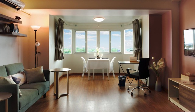 Lovely, Cosy and Bright Studio on Nimman rd. w. computer desk & Panoramic view ! in Tambon Su Thep