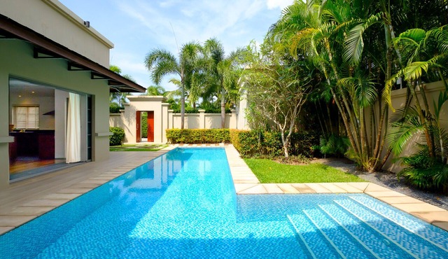 Luxe 2br Pool Villa walk to Bangtao Beach