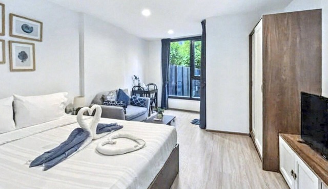 Luxurious Studio Apartment in Central Phuket with Pool View in Tambon Wichit
