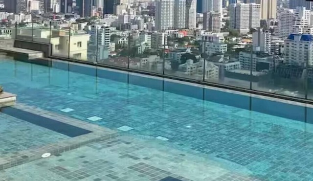 Luxury one bedroom condo, Rooftop Pool, EMQUARTIER bts, Free Airport pick up