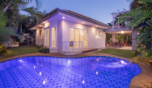 Luxury villa with private swimmong pool in Tambon Bang Sare