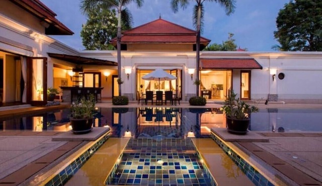 Magnificent pool villa in large tropical gardens