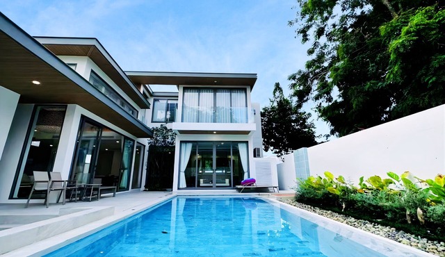 Mila: Luxury 3BR Pool Villa in fabulous Rawai with AC in Rawai