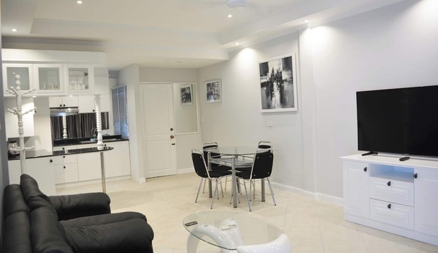 Modern Pool-View 1-Bedroom Condo with Large Balcony - Baan Suan Jomtien