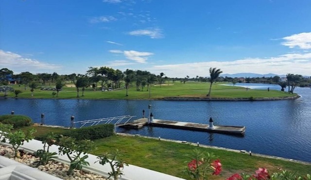 Near to Golf site, Beautiful lake view. Pet Friendly,Family size room in Tambon Tha Kham