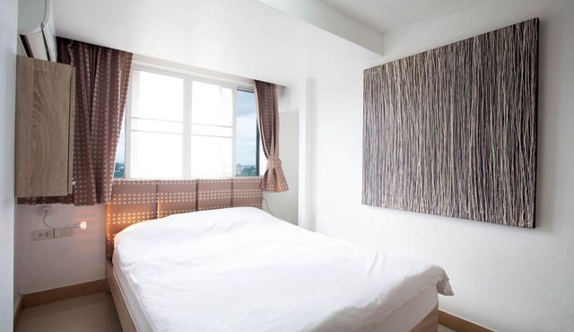 Night Bazaar Road-DELUXE 1BR 13th F Work-From-Home w/Fully Fitted Kitchen