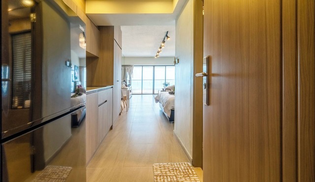 Pattaya Golden Sunsets: Beach, Pool, Balcony, Gym in Muang Pattaya