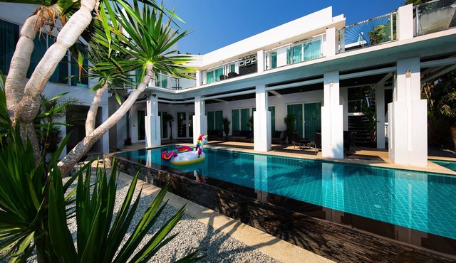 PREMIUM Pool Villa Pattaya 5 bedroom, 4 bathroom, BBQ, Jacuzzi, BBQ Grill in Pattaya