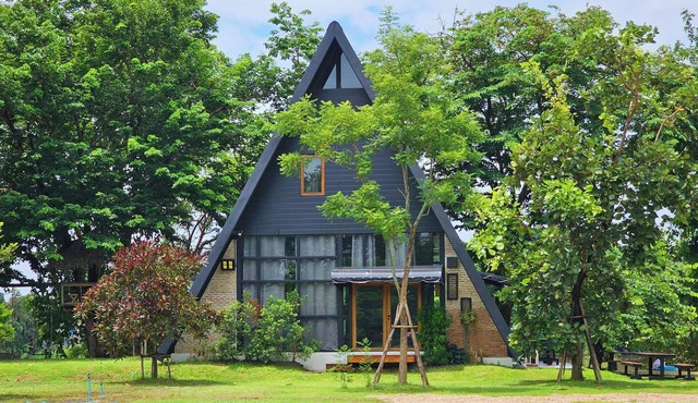 Private cozy riverside vacation house
