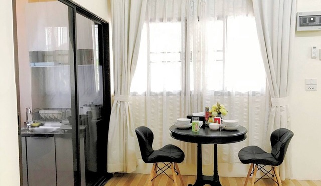 Private room Large bed, en-suite bathroom, Kitchen, parking, near night bazaar.