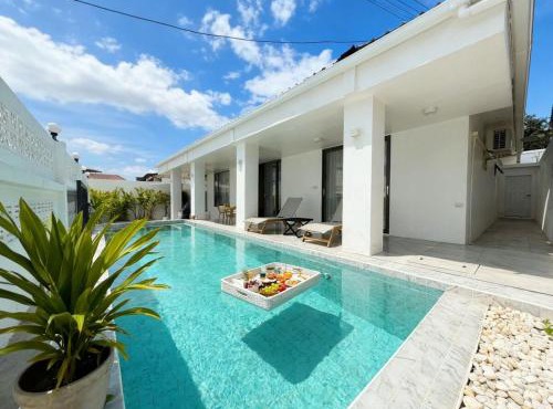 Q8-Luxury Pool Villa with Mahjong near Terminal 21