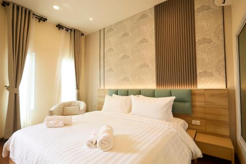 Rocco Hotel Bangsaen in Ban Laem Thaen