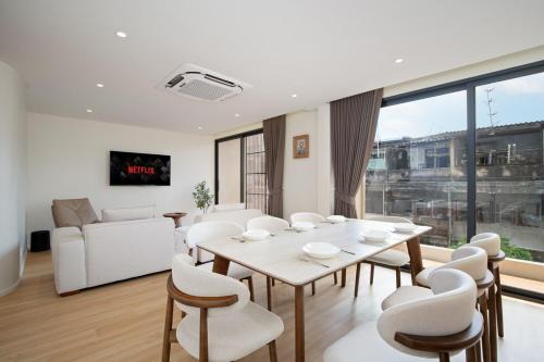 Spacious 3BR Apartment 650m from BTS Ekkamai