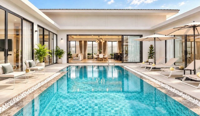 Spacious 5-bedroom Private Pool Villa, 10 Min to Bang Tao Beach in Tambon Choeng Thale