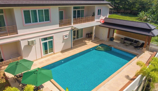 Spacious 9BR Private Pool Villa — Pet-Friendly & Perfect for Groups in Muang