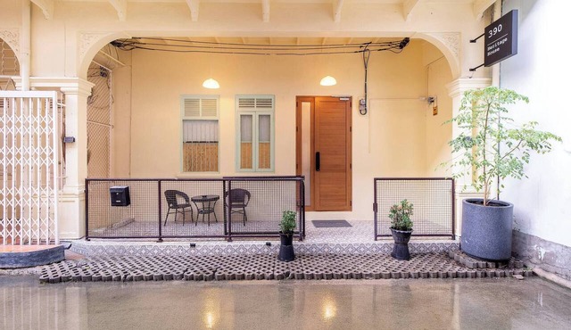 Spacious Heritage House Prime Location Family Stay in Khet Bang Rak