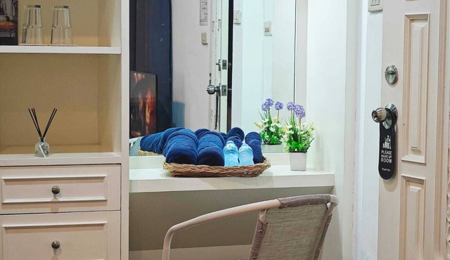 Spacious 5-bedroom hotel with WiFi, AC in delightful Krung Thep Maha Nakhon